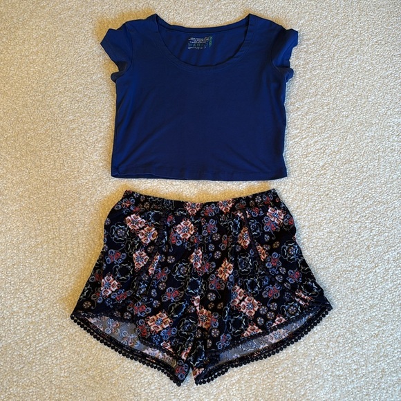 Geometric Print On Black Loose Flowy Comfy Pull On Shorts with Pom Pom Like Trim - Picture 1 of 10